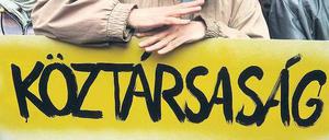 Gegen die Verfassung wird demonstriert, mit einem Bekenntnis zur Republik.