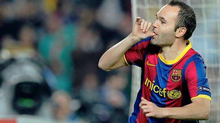 Daumen rein: Andres Iniesta freut sich über sein frühes 1:0.