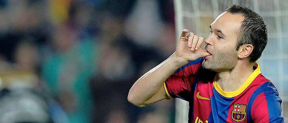 Daumen rein: Andres Iniesta freut sich über sein frühes 1:0.