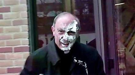 Schwer gezeichnet: André-Joseph Léonard hat eine Torte abbekommen.