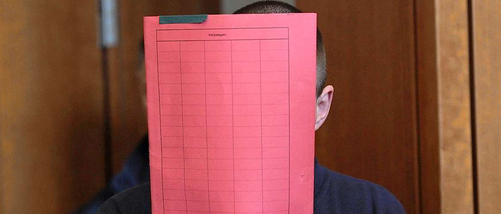 Des Doppelmordes angeklagt. Jan O. kommt am Mittwoch zum Prozessauftakt im Landgericht in Göttingen.