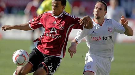 Münchens Franck Ribery (re.) gegen TimothyChandler.