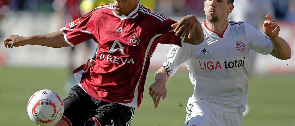 Münchens Franck Ribery (re.) gegen TimothyChandler.