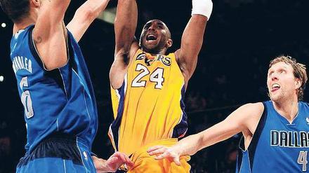 Bald in Europa? Kobe Bryant (links) sagte bereits, er sei offen für eine Rückkehr nach Italien, wo er als Kind aufwuchs. Dirk Nowitzki könnten es hingegen nach Deutschland ziehen.