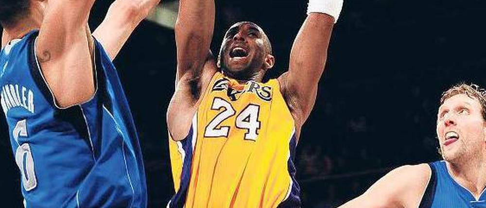 Bald in Europa? Kobe Bryant (links) sagte bereits, er sei offen für eine Rückkehr nach Italien, wo er als Kind aufwuchs. Dirk Nowitzki könnten es hingegen nach Deutschland ziehen.
