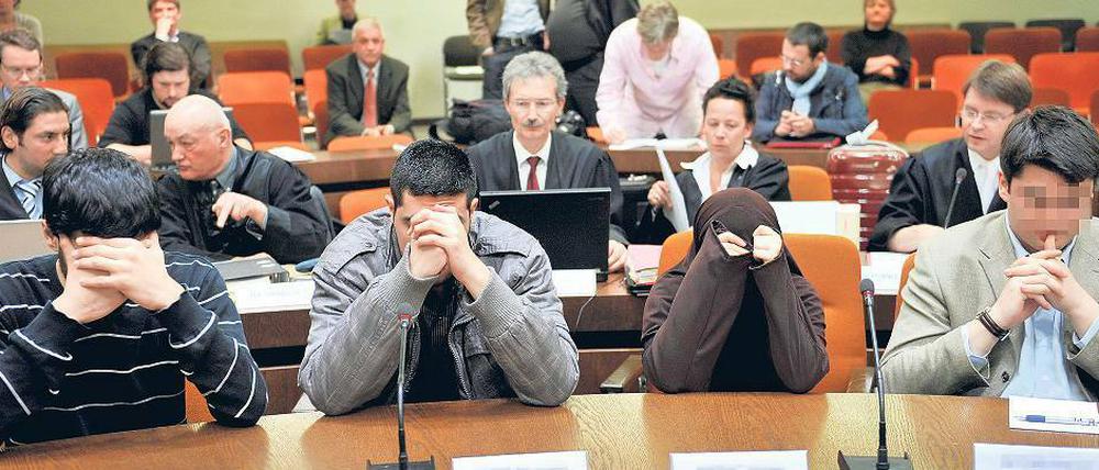 Vor dem Münchener Oberlandesgericht. Die Angeklagten sollen im Internet unter anderem Aufrufe zum sogenannten Heiligen Krieg verbreitet haben. Foto: Frank Leonhardt/dpa