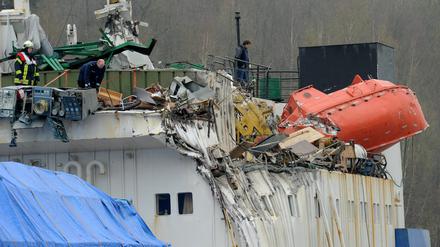 Zerstörte Aufbauten des havarierten russischen Holzfrachters "Tyumen-2" nach der Kollision mit einem Frachtschiff.