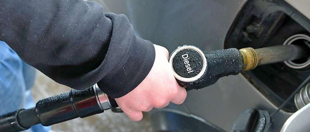 Günstiger. In Deutschland ist Diesel deutlich geringer besteuert als Benzin.