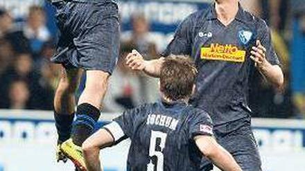 Auf dem Sprung. Mimoun Azaouagh hat sich in Bochum hochgekämpft. Dabrwoski und Johansson feiern gerne mit. Foto: dpa