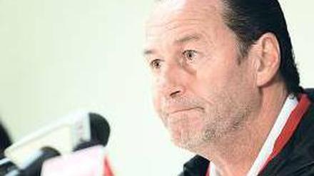 Da machst du Augen. Huub Stevens berichtete, ein Anwalt habe ihm beim Training mitgeteilt, dass er gehen muss.
