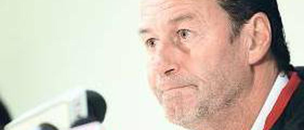 Da machst du Augen. Huub Stevens berichtete, ein Anwalt habe ihm beim Training mitgeteilt, dass er gehen muss.