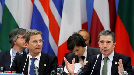 Rasmussen (r.) sagte, bei aller militärischen Präsenz müsse der Impuls für einen dauerhaften Frieden aus dem libyschen Volk kommen. 