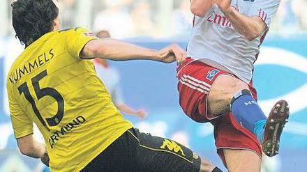 Augen zu und durch. Ruud van Nistelrooy (r.) schoss zwar die Hamburger in Führung, konnte aber Mats Hummels’ Dortmunder am Ende nicht besiegen. Foto: dpa