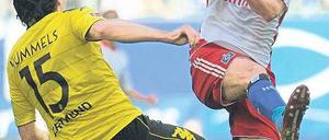 Augen zu und durch. Ruud van Nistelrooy (r.) schoss zwar die Hamburger in Führung, konnte aber Mats Hummels’ Dortmunder am Ende nicht besiegen. Foto: dpa