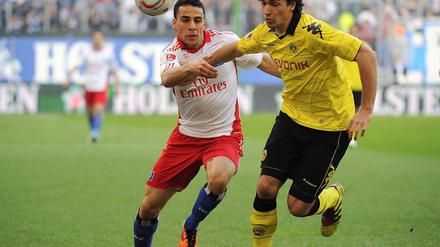 Hamburgs Änis Ben-Hatira (li.) gegen Dortmunds Mats Hummels.