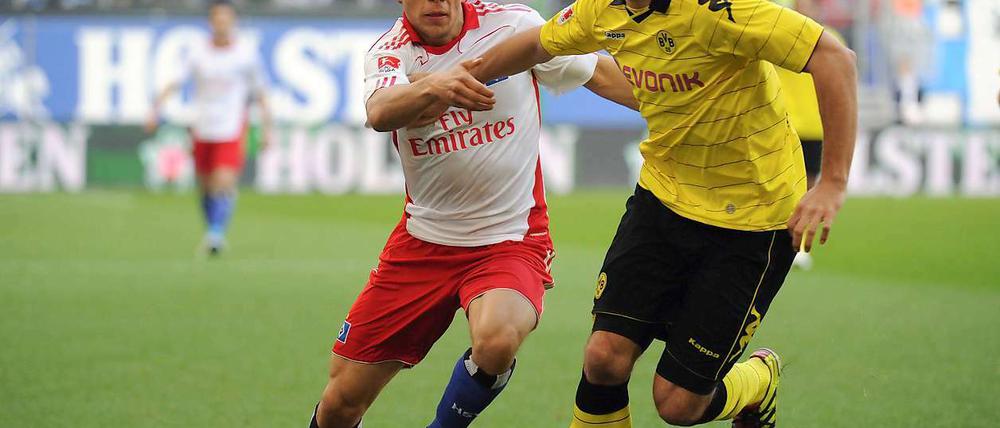 Hamburgs Änis Ben-Hatira (li.) gegen Dortmunds Mats Hummels.
