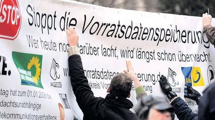 Zu viel Überwachung? Die Vorratsdatenspeicherung bewegt die Politik seit Jahren. Als Mittel gegen Terroristen eingeführt, ist ihre Wirksamkeit stark umstritten. Das Bundesverfassungsgericht hatte ebenfalls Bedenken. 
