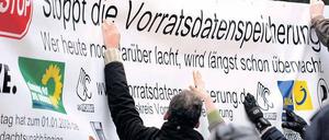 Zu viel Überwachung? Die Vorratsdatenspeicherung bewegt die Politik seit Jahren. Als Mittel gegen Terroristen eingeführt, ist ihre Wirksamkeit stark umstritten. Das Bundesverfassungsgericht hatte ebenfalls Bedenken. 