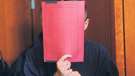 Des Doppelmordes angeklagt. Jan O. kommt am Mittwoch zum Prozessauftakt im Landgericht in Göttingen Foto: dpa