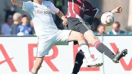 Nur siegen ist schöner. Münchens Thomas Müller (links) und Nürnbergs Philipp Wollscheid teilten sich die Punkte. Foto: dpa
