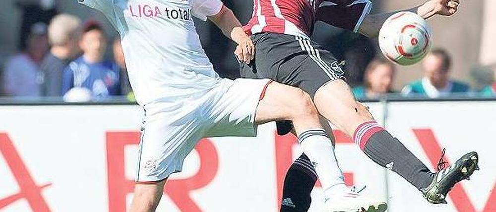 Nur siegen ist schöner. Münchens Thomas Müller (links) und Nürnbergs Philipp Wollscheid teilten sich die Punkte. Foto: dpa