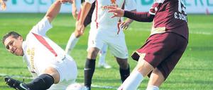 Vergebliche Mühe. Die Mainzer Abwehr um Malik Fathi (l.) konnte Hannovers Angriffe nur selten abwehren.