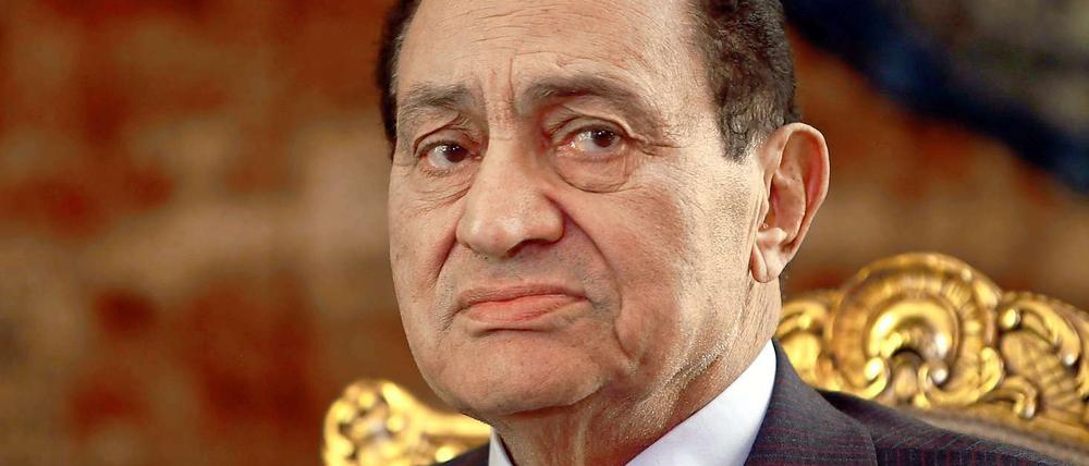 Mubarak sitzt wegen Veruntreuung in Untersuchungshaft.