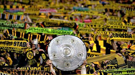 Wann gibt’s das Ding? Noch müssen sich die Fans von Borussia Dortmund mit Attrappen begnügen, schon bald aber werden sie die echte Meisterschale bestaunen können.