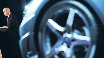 Zetsche sucht Anschluss. Der Daimler-Chef will verhindern, dass ihm BMW und MAN davon fahren. 
