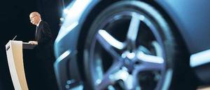 Zetsche sucht Anschluss. Der Daimler-Chef will verhindern, dass ihm BMW und MAN davon fahren. 