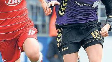 Champions am Ball. Das Halbfinale zwischen Potsdam und Duisburg (hier verfolgt Yuki Nagasto die Duisburgerin Sonja Fuß) machte dem Namen alle Ehre. Foto: dpa