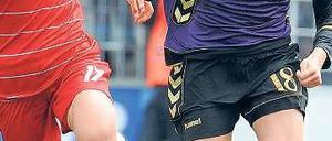 Champions am Ball. Das Halbfinale zwischen Potsdam und Duisburg (hier verfolgt Yuki Nagasto die Duisburgerin Sonja Fuß) machte dem Namen alle Ehre. Foto: dpa