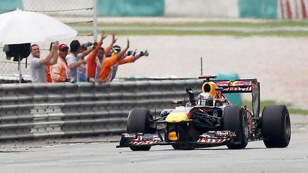 Jubel aus der Box: Team-Mitglieder von Red Bull freuen sich über den souveränen Sieg von Sebastian Vettel in Malaysia.