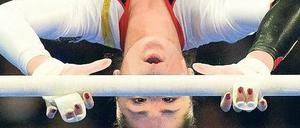 Beherzt zugreifen, wenn sich eine Chance auftut. Kim Bui ist eine der deutschen Turnerinnen, die sich bei den Europameisterschaften in Berlin fürs Finale qualifiziert hat. Die Bilanz fällt besser aus als zuvor gedacht. Foto: AFP