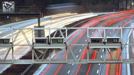Rollender Reibach. Durch die Lkw-Maut nimmt der Bund pro Jahr 4,5 Milliarden Euro ein. Eine Ausweitung auf die 40 Millionen Pkw hierzulande könnte bis zu 15,5 Milliarden Euro bringen.