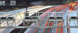 Rollender Reibach. Durch die Lkw-Maut nimmt der Bund pro Jahr 4,5 Milliarden Euro ein. Eine Ausweitung auf die 40 Millionen Pkw hierzulande könnte bis zu 15,5 Milliarden Euro bringen.