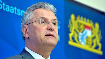Joachim Herrmann baut schon eine Drohkulisse auf.