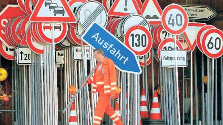 Zeichen der Zeit. Bis 2013 wird an der Avus gebaut. Ab heute werden dafür die ersten Verkehrsschilder aufgestellt.