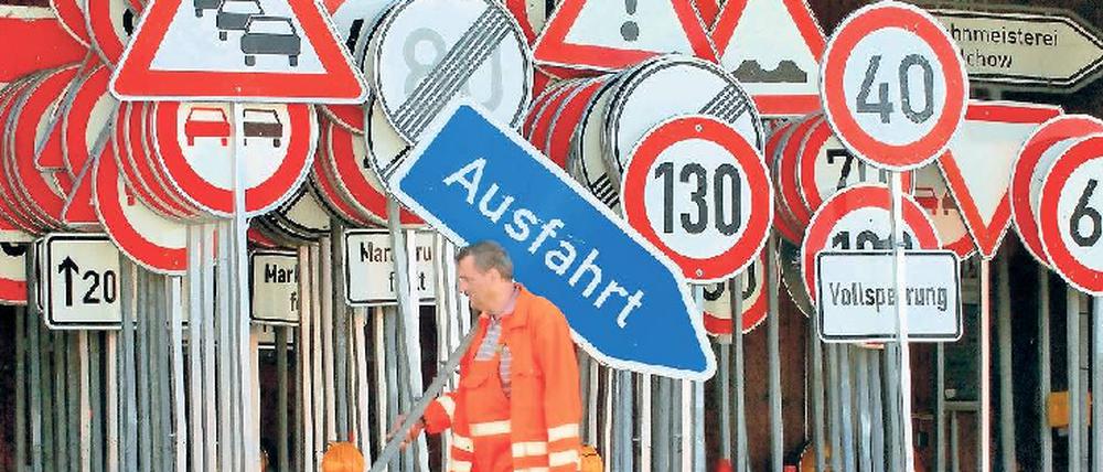 Zeichen der Zeit. Bis 2013 wird an der Avus gebaut. Ab heute werden dafür die ersten Verkehrsschilder aufgestellt.