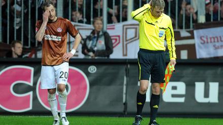 Schiedsrichter-Assistent Thorsten Schiffner war von einen gefülltem Plastikbecher im Nacken getroffen worden.