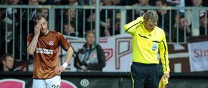 Schiedsrichter-Assistent Thorsten Schiffner war von einen gefülltem Plastikbecher im Nacken getroffen worden.