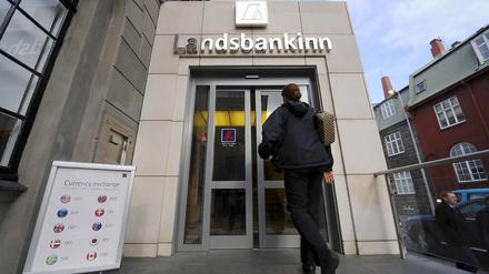 Die isländische Landsbanki firmierte im Ausland unter Icesave. In Großbritannien und den Niederlanden verloren Investoren 2008 rund vier Milliarden Euro beim Zusammenbruchs des Instituts. Dafür sprang jeweils der Staat ein.