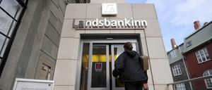 Die isländische Landsbanki firmierte im Ausland unter Icesave. In Großbritannien und den Niederlanden verloren Investoren 2008 rund vier Milliarden Euro beim Zusammenbruchs des Instituts. Dafür sprang jeweils der Staat ein.