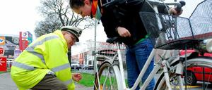 Tiefer Blick. Die Roelckestraße war eine von vielen, in denen die Polizei am Mittwoch Radler und Räder kontrollierte.