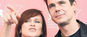 Goldmädel. Mit der Lola hat Moderatorin Barbara Schöneberger Erfahrung. August Diehl und Lena Lauzemis wollten am Freitagabend den RAF-Film „Wer wenn nicht wir“ repräsentieren (o.), Sophie Rois und Tom Tykwer „Drei“ (u.). Helge Schneider war bei der Gala als Laudator eingeplant. Fotos: dpa (2), Reuters, Promo