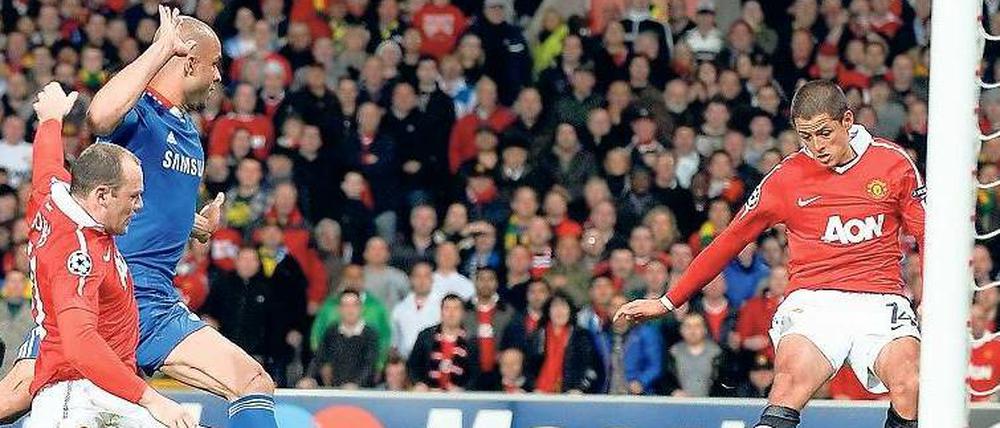 Aus nächster Nähe. Manchester Uniteds Javier Hernandez (r.) erzielt das 1:0, während Chelsea-Verteidiger Alex (m.) und Wayne Rooney zusehen. Foto: dpa