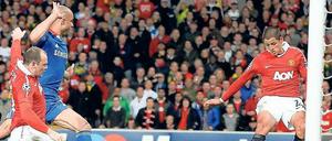 Aus nächster Nähe. Manchester Uniteds Javier Hernandez (r.) erzielt das 1:0, während Chelsea-Verteidiger Alex (m.) und Wayne Rooney zusehen. Foto: dpa