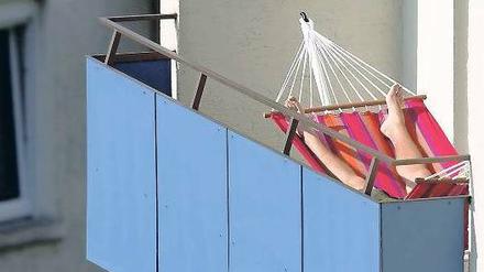 Füße hoch. Das Aufstellen von Hängematten ist grundsätzlich erlaubt. Könnte dabei aber das Mauerwerk beschädigt werden, muss vorher der Vermieter gefragt werden.