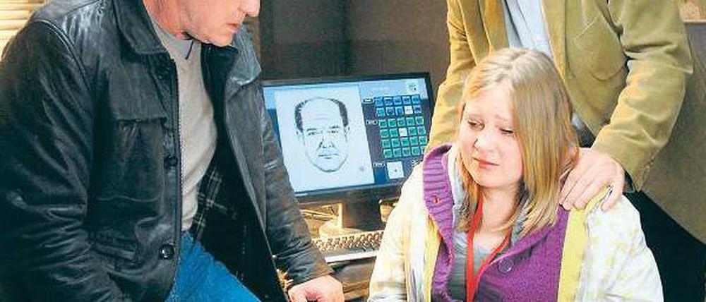 Dichtung und Wahrheit. Die Kommissare Batic (Miroslav Nemec, li.) und Leitmayr (Udo Wachtveitl) verhören Nessi (Laura Baade), die einen Mörder identifiziert hat. Foto: BR