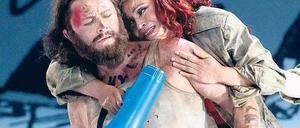 Liebesgeflüstertüte. Morenike Fadayomi umgarnt Egils Silins, in Thilo Reinhardts Inszenierung. Foto: dapd